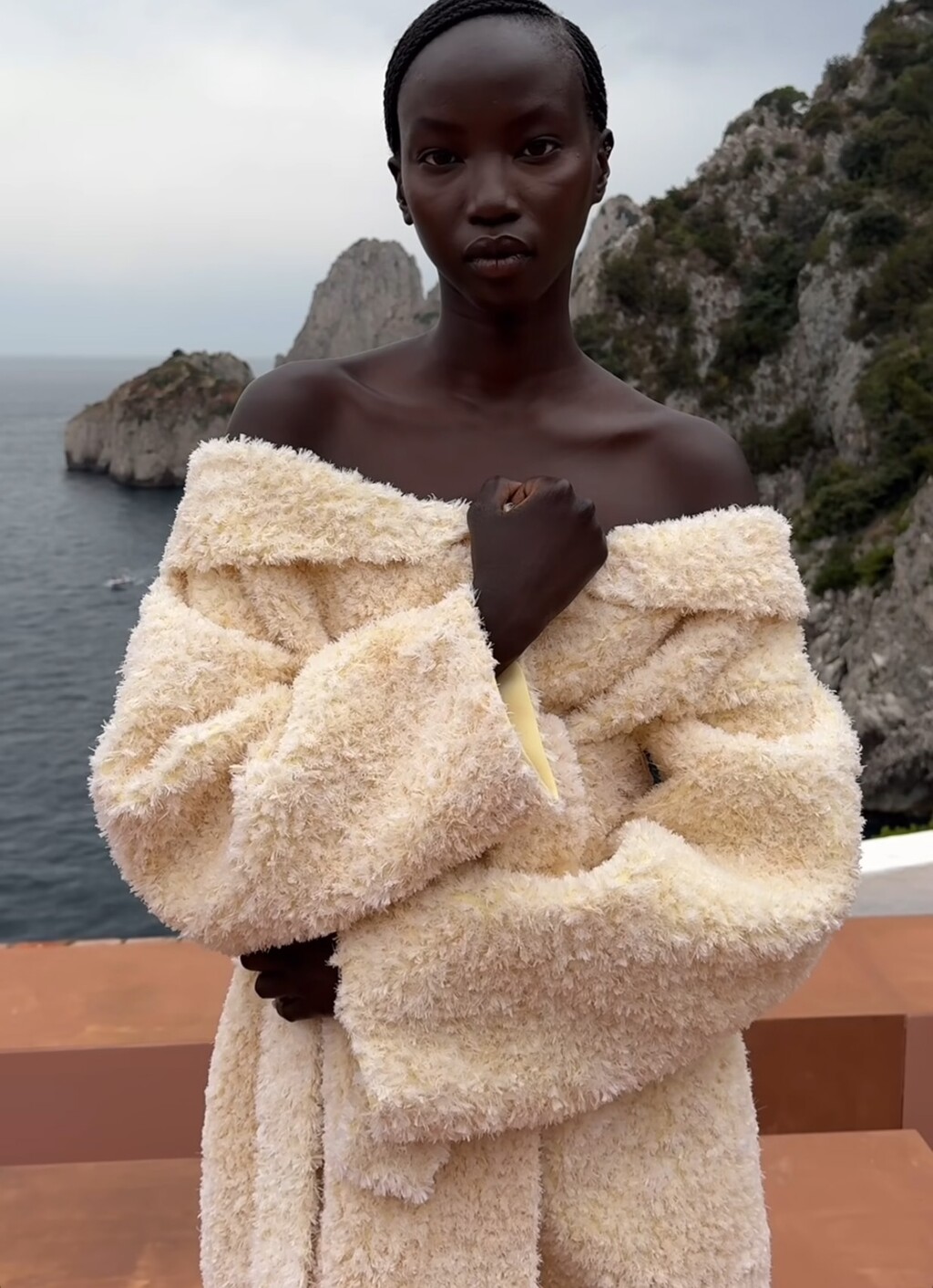 Jacquemus Fall-Winter 2024 - sponge bathrobe trompe l'oeil in cutted feathers - © Alexandra Saby