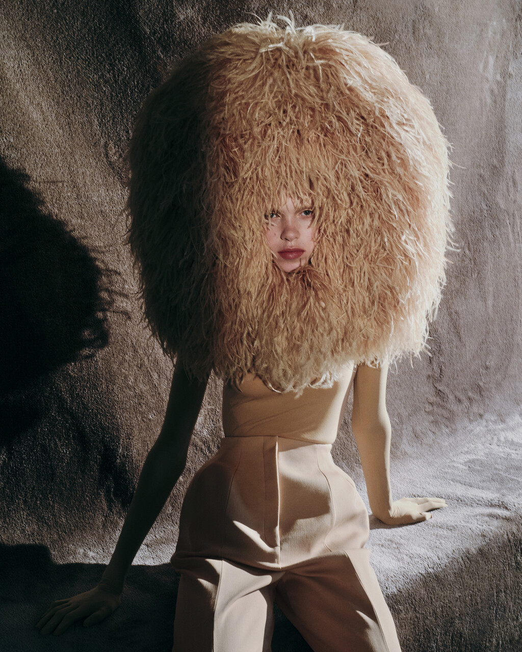 Mugler Spring-Summer 2026 - Ostrich boa/8 layers in collaboration with Maison Février - © Credit : Valentino Barbieri, Alexandra Saby