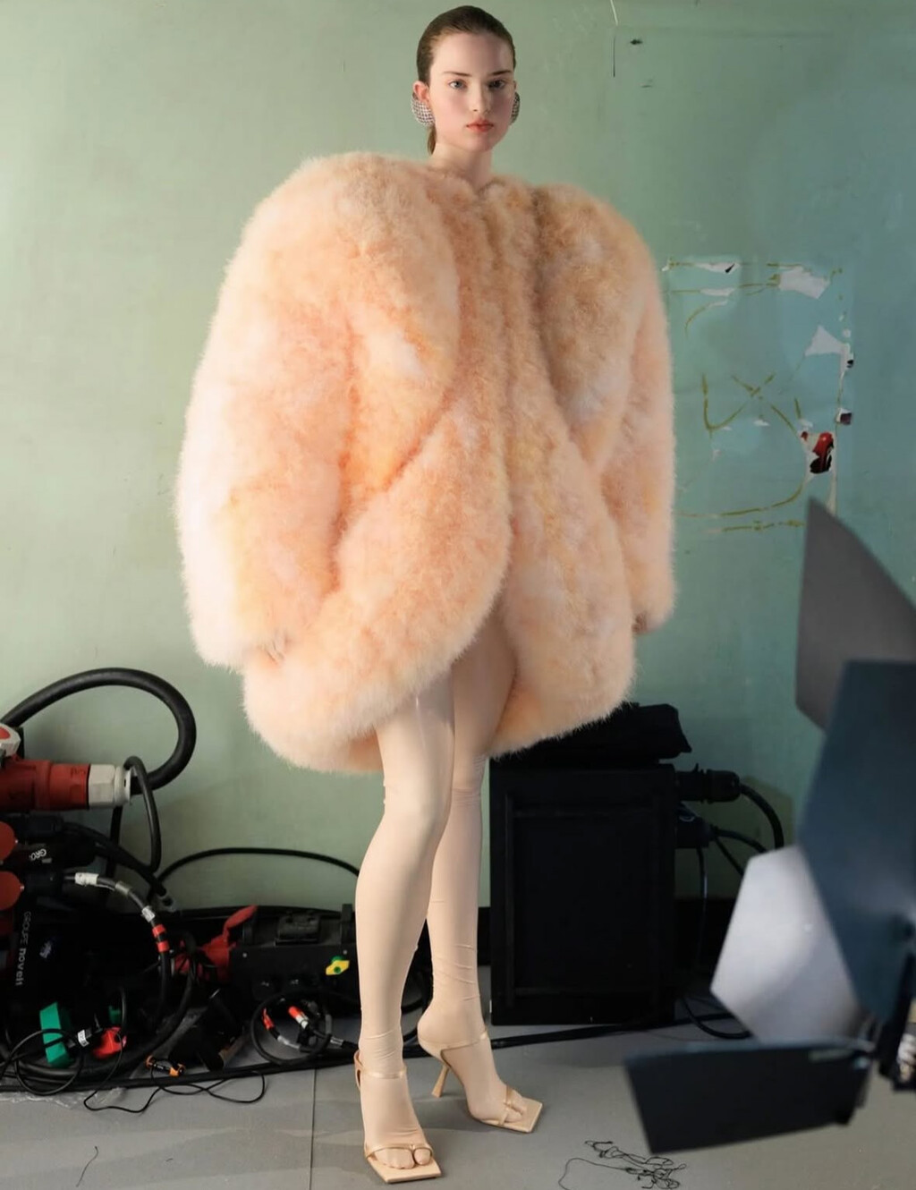 Mugler Spring-Summer 2026 - hand dyed Marabout feathers in collaboration with Maison Février - © credit : casper Sejersen, Alexandra Saby