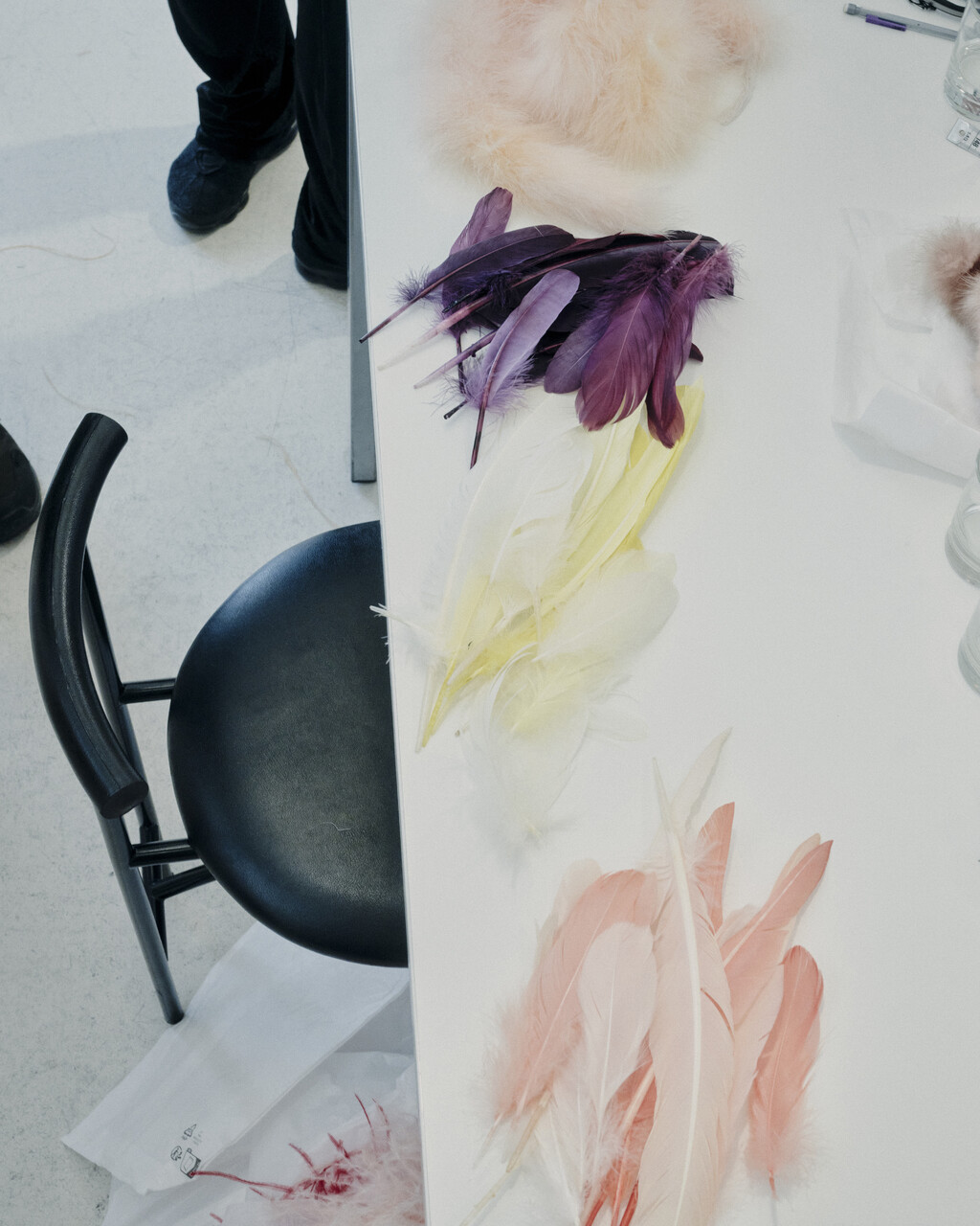 Mugler Spring-Summer 2026 - feathers shades - © Credit : Valentino Barbieri, Alexandra Saby