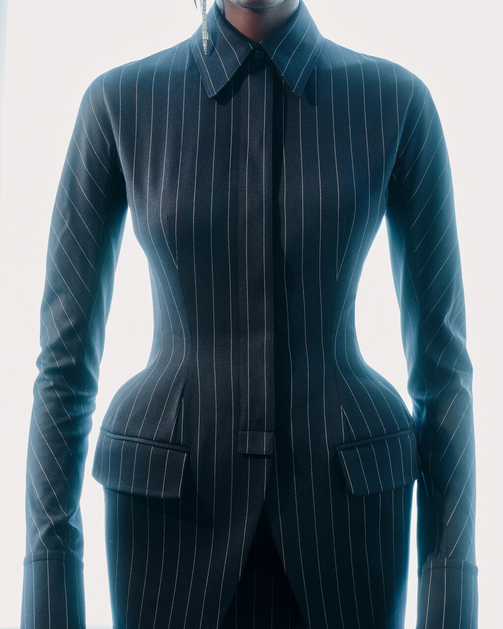 Mugler Spring-Summer 2026 - stretch pinstripes pl/wo/ea - © Credit : Valentino Barbieri, Alexandra Saby